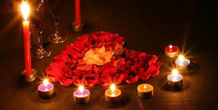 Ritual com velas e pétalas em formato de coração